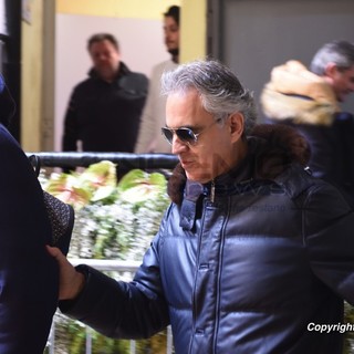 Andrea Bocelli super ospite della finale di Sanremo: l’annuncio di Carlo Conti celebra Pippo Baudo