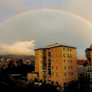 Imperia: splendido arcobaleno ieri dopo la pioggia, le foto della nostra lettrice Giada Vergoli Imperia: splendido arcobaleno ieri dopo la pioggia, le foto della nostra lettrice Giada Vergoli