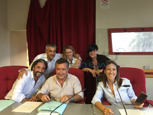 Il segretario Carmelo Cantaro al centro con intorno il sindaco Mario Conio, gli assessori Lucio Cava, Chiara Cerri, Barbara Dumarte e la presidente del consiglio comunale Laura Cane Il segretario Carmelo Cantaro al centro con intorno il sindaco Mario Conio, gli assessori Lucio Cava, Chiara Cerri, Barbara Dumarte e la presidente del consiglio comunale Laura Cane