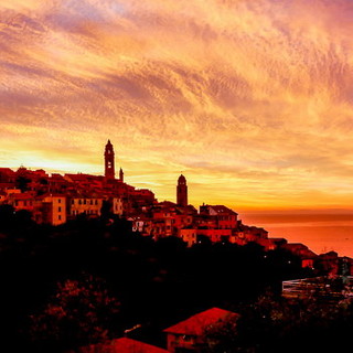 Cervo: alba 'rossa' questa mattina, le splendide immagini di Marcello Nan con il panorama mozzafiato Cervo: alba 'rossa' questa mattina, le splendide immagini di Marcello Nan con il panorama mozzafiato