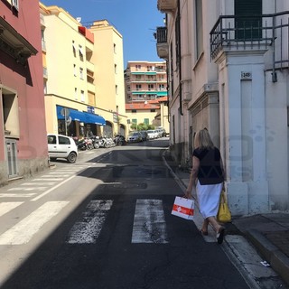 Sanremo: attraversamento pedonale pericoloso in via Zefiro Massa, la segnalazione di una lettrice (Foto)