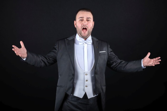 Al Teatro Ariston di Sanremo il concerto benefico del tenore Alessandro Lora per la Croce Rossa Al Teatro Ariston di Sanremo il concerto benefico del tenore Alessandro Lora per la Croce Rossa