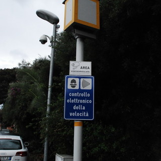 Lettore risponde ad un altro sugli autovelox: "Vuole che le mandino un sms per avvertirla?"