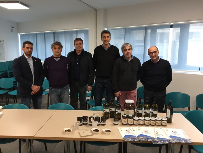 Imperia: un 'cavagno' di qualità in arrivo sui mercati nazionali e internazionali, Cia e le cooperative presentano 'Assapora la Riviera' (Foto e video) Imperia: un 'cavagno' di qualità in arrivo sui mercati nazionali e internazionali, Cia e le cooperative presentano 'Assapora la Riviera' (Foto e video)