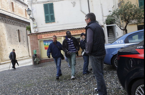 Lotta alla contraffazione: blitz interforze al mercato di Sanremo, rinvenuta casa-deposito merce. 5 persone fermate Lotta alla contraffazione: blitz interforze al mercato di Sanremo, rinvenuta casa-deposito merce. 5 persone fermate