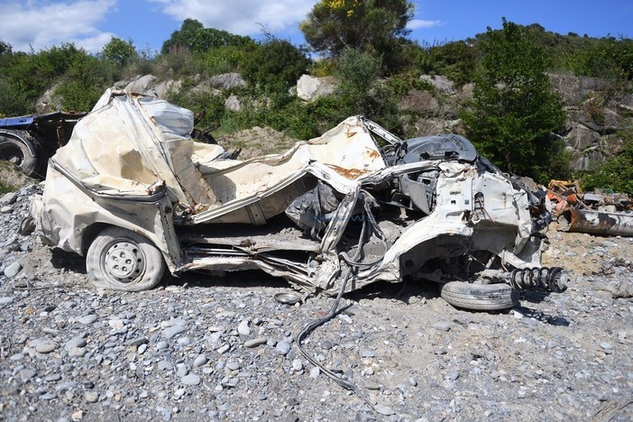 Ventimiglia, Ioculano (Pd): “Rimuovere al più presto le carcasse di auto dal fiume, Regione accolga l’istanza del Comune " Ventimiglia, Ioculano (Pd): “Rimuovere al più presto le carcasse di auto dal fiume, Regione accolga l’istanza del Comune "