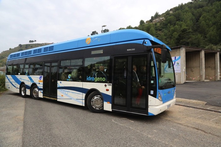 A inizio dicembre due vetture bloccate in strada: dopo un avvio disastroso ora gli autobus all'idrogeno stanno funzionando regolarmente