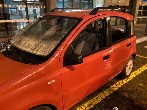Sanremo: 63enne di origini statunitensi 'armato' di un estintore vandalizza la stazione e due auto (Foto)