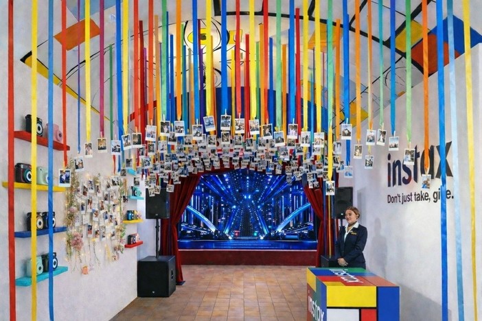 Fujifilm instax porta a Sanremo 2026 l’“Atelier delle Emozioni”: la città si racconta in istantanee