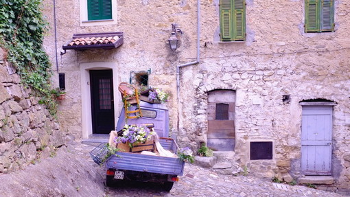Vallebona: domenica prossima torna nel piccolo centro dell'entroterra l'appuntamento con 'Ape in Fiore' Vallebona: domenica prossima torna nel piccolo centro dell'entroterra l'appuntamento con 'Ape in Fiore'