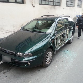 Sanremo: Fiat Marea distrutta da un furgone, due agenti risalgono al colpevole