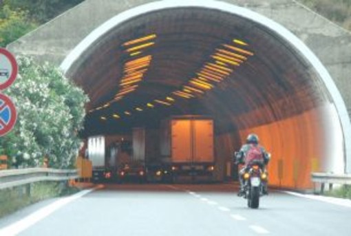 Camion prende fuoco sulla A10, autostrada bloccata