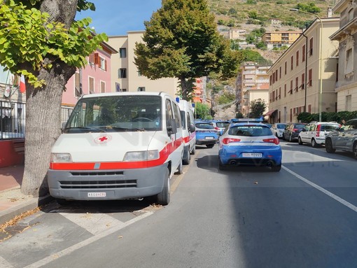 Rissa con coltello al centro per minori in via Dante a Ventimiglia: tre feriti, un arresto
