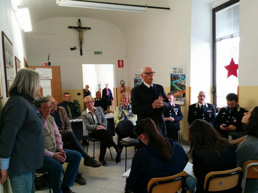 Pieve di Teco: il Maresciallo dei Carabinieri Antonio Brunetti incontra gli studenti del ‘Ruffini’ (foto)