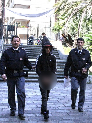 Sanremo: spaccio alla luce del sole in via Roglio, intervento della Polizia e 19enne arrestato