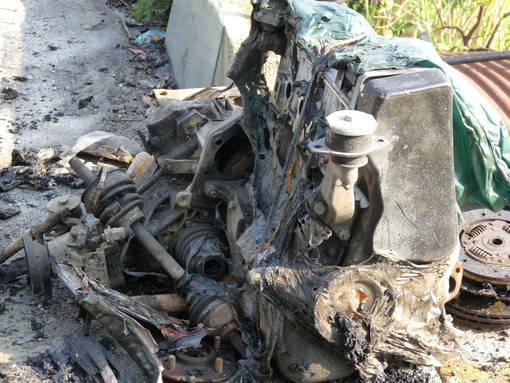 Molini di Triora: auto bruciata ritrovata senza targhe e numeri di telaio nella zona di Langan Molini di Triora: auto bruciata ritrovata senza targhe e numeri di telaio nella zona di Langan
