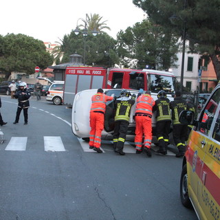 Sanremo: anziana si ribalta con l'auto in piazza San Bernardo, un po' di spavento ma è illesa