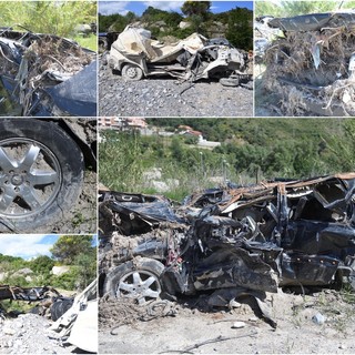 Le carcasse delle auto rimaste lungo il Roya Le carcasse delle auto rimaste lungo il Roya