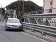 Sanremo: macchina parcheggiata in piena curva da giorni, dopo le multe nessuno la sposta (Foto)
