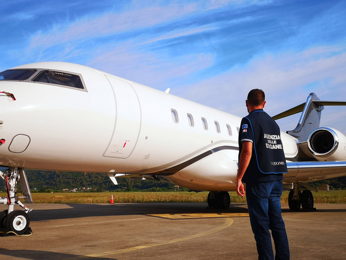 Atterra ad Albenga con 16 mila euro non dichiarati: fermato dall'Agenzia delle Dogane Atterra ad Albenga con 16 mila euro non dichiarati: fermato dall'Agenzia delle Dogane