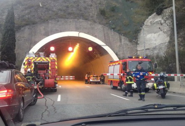 Tir italiano prende fuoco sull'Autostrada A8 Escota nella zona di Nizza: nessun ferito