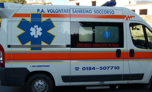 Sanremo: furgoncino urta scooter in via Roma, 37enne riporta trauma ad una spalla