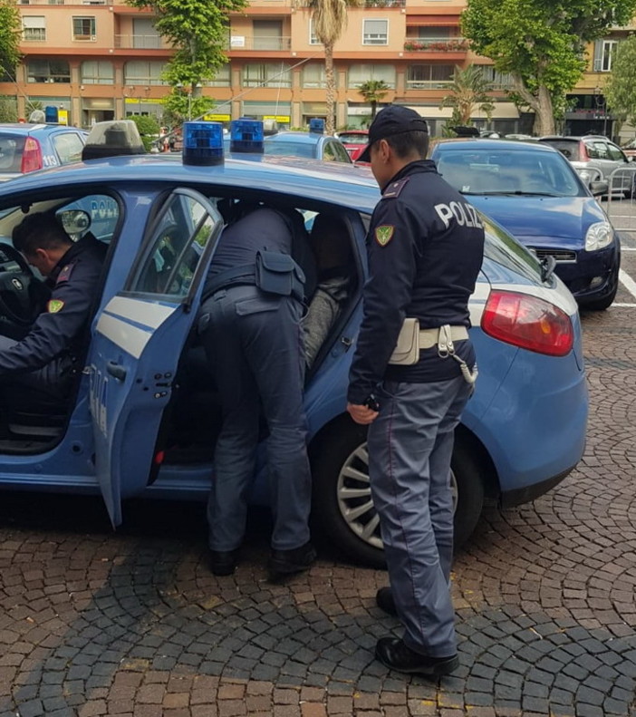 Metteva a segno truffe ai distributori di benzina: 51enne francese fermato al confine della Polizia di Frontiera Metteva a segno truffe ai distributori di benzina: 51enne francese fermato al confine della Polizia di Frontiera
