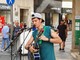 Sanremo: artisti di strada si esibiscono di fronte all'Ariston, in molti si fermano per applaudirli (Video)