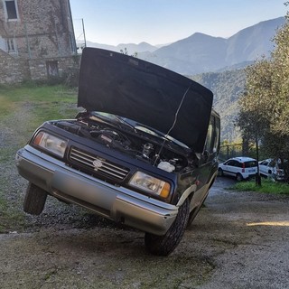 Perinaldo: rischia di capottarsi con l'auto, pronto intervento di un agente della Municipale e di un volontario (Foto) Perinaldo: rischia di capottarsi con l'auto, pronto intervento di un agente della Municipale e di un volontario (Foto)