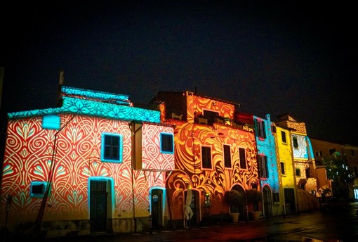 Riva Ligure: accese le luminarie natalizie, grande novità con le proiezioni in piazza Ughetto e Matteotti