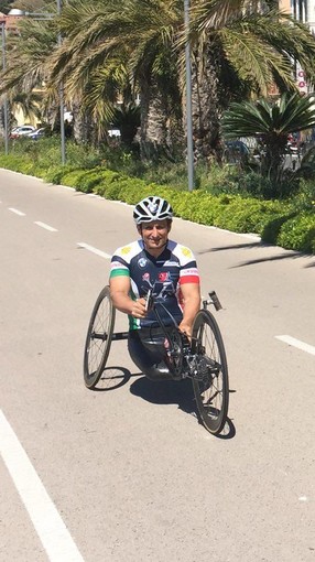 Sanremo: il grande Alex Zanardi questa mattina sulla pista ciclabile del ponente ligure sulla handbike