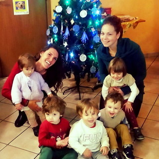 San Lorenzo al Mare: i bambini del micronido ‘Mio piccolo mio’al Conad ed a ‘Dolci tentazioni’ per allestire l'albero di Natale