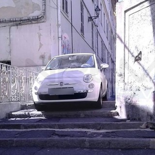 Sanremo: segue il navigatore e finisce sulla scalinata, auto tedesca si ferma in tempo in piazza Nota