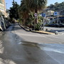 Sanremo, perdita fognaria da 20 giorni in via Lamarmora: "Solo cartelli, nessun intervento e odore molto nauseante"