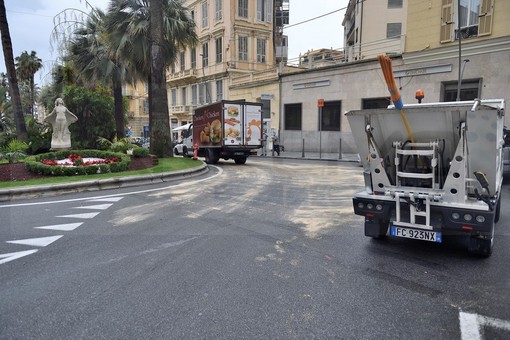 Sanremo: mezzo perde olio al 'Rigolè' e cadono diversi scooter, intervento della Polizia Municipale (Foto) Sanremo: mezzo perde olio al 'Rigolè' e cadono diversi scooter, intervento della Polizia Municipale (Foto)
