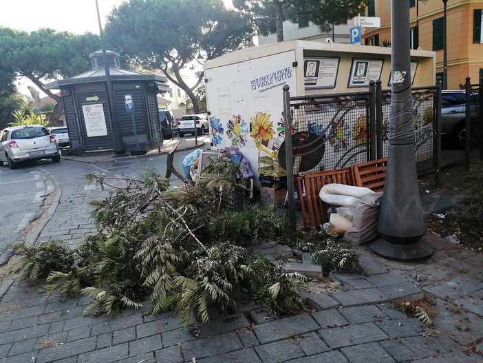 Sanremo: gli 'incivili' sempre più maleducati, piazza San Bernardo invasa dai rifiuti (Foto) Sanremo: gli 'incivili' sempre più maleducati, piazza San Bernardo invasa dai rifiuti (Foto)