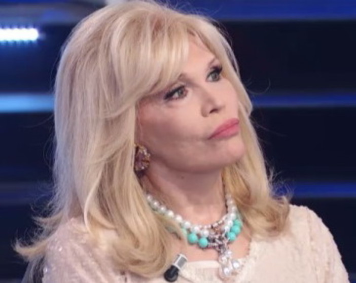 Montecarlo: dal 2 al 4 settembre Amanda Lear proporrà le sue opere pittoriche all'hotel Metropole