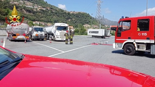 Ventimiglia: travaso di liquido infiammabile da un'autocisterna, stamattina l'assistenza dei VVF (Foto) Ventimiglia: travaso di liquido infiammabile da un'autocisterna, stamattina l'assistenza dei VVF (Foto)