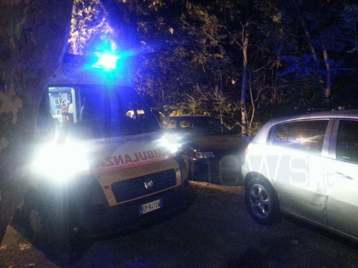 Ventimiglia: ambulanza della Croce Azzurra bloccata dal parcheggio selvaggio nella zona del 'Funtanin' Ventimiglia: ambulanza della Croce Azzurra bloccata dal parcheggio selvaggio nella zona del 'Funtanin'