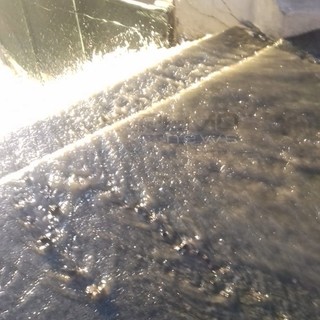 Sanremo: tubo rotto in via Duca degli Abruzzi riversa un fiume d'acqua per strada (Foto e Video)