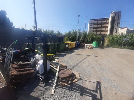 Vallecrosia: i soliti vandali maleducati, parcheggio Goso invaso da rifiuti ingombranti (Foto)
