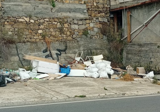 Sanremo: nuova discarica abusiva in via Padre Semeria, immondizia e scarti di materiali edili (Foto) Sanremo: nuova discarica abusiva in via Padre Semeria, immondizia e scarti di materiali edili (Foto)