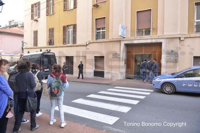 Ventimiglia: i 'No Borders' accolti da striscioni e slogan delle associazioni ieri sera di fronte al Commissariato Ventimiglia: i 'No Borders' accolti da striscioni e slogan delle associazioni ieri sera di fronte al Commissariato