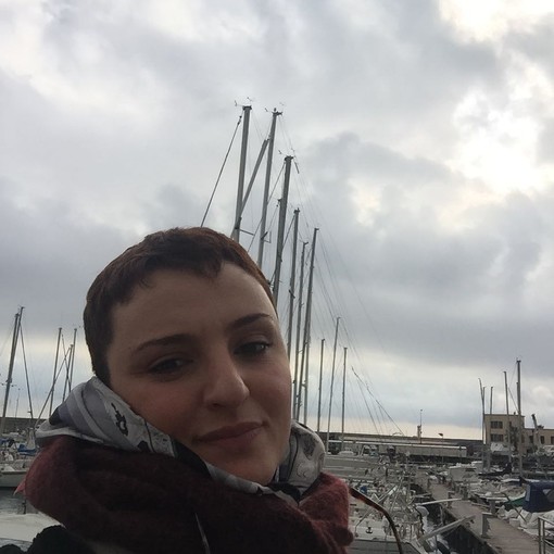 #Festival2016: Arisa, in attesa di provare all'Ariston si fotografa in posa di fronte al porto vecchio