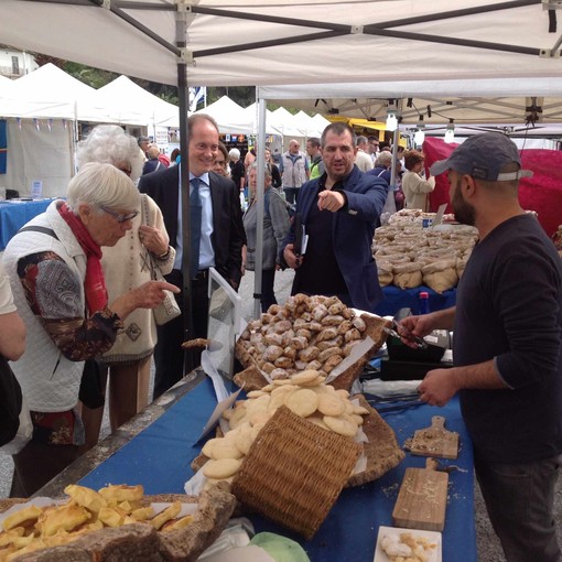 Andora: Diego Bongiovanni, chef della "Prova del Cuoco" su Rai 1, apre la rassegna "Azzurro, pesce d'autore" 2019 Andora: Diego Bongiovanni, chef della "Prova del Cuoco" su Rai 1, apre la rassegna "Azzurro, pesce d'autore" 2019