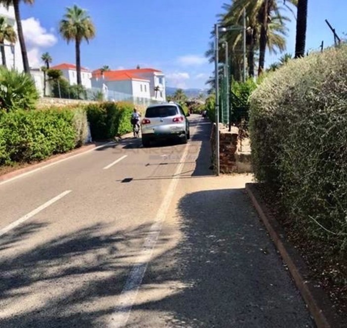 L'auto sulla pista ciclabile nella zona del lungomare Vittorio Emanuele