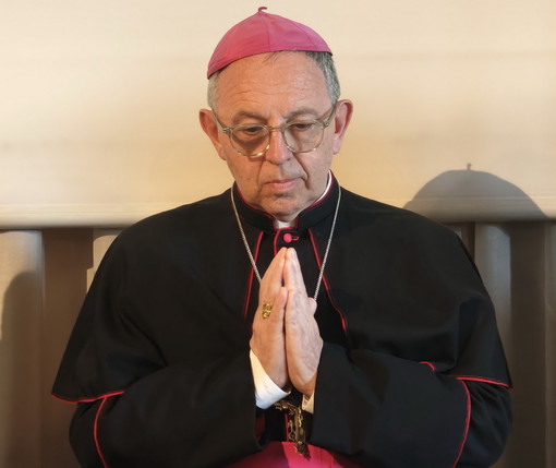 Oggi scatta il Conclave per l'elezione del successore di Papa Francesco: il Vescovo Suetta invia la preghiera da recitare Oggi scatta il Conclave per l'elezione del successore di Papa Francesco: il Vescovo Suetta invia la preghiera da recitare