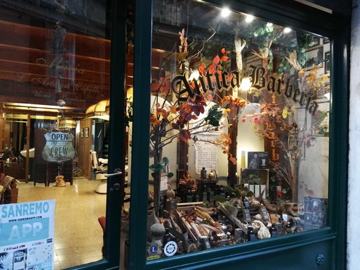 Sanremo: prosegue l'iniziativa delle originali esposizioni in vetrina della 'Antica Barberia' di via Cap. Pesante