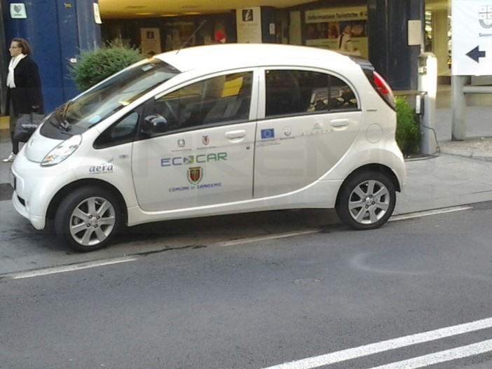 Sanremo: riattivate le colonnine per la 'ricarica' delle auto elettriche di fronte al Comune ed al Palafiori (Foto) Sanremo: riattivate le colonnine per la 'ricarica' delle auto elettriche di fronte al Comune ed al Palafiori (Foto)