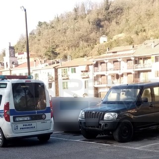 Auto abbandonate e senza assicurazione: continuano i controlli della Polizia Provinciale, multa a Isolabona